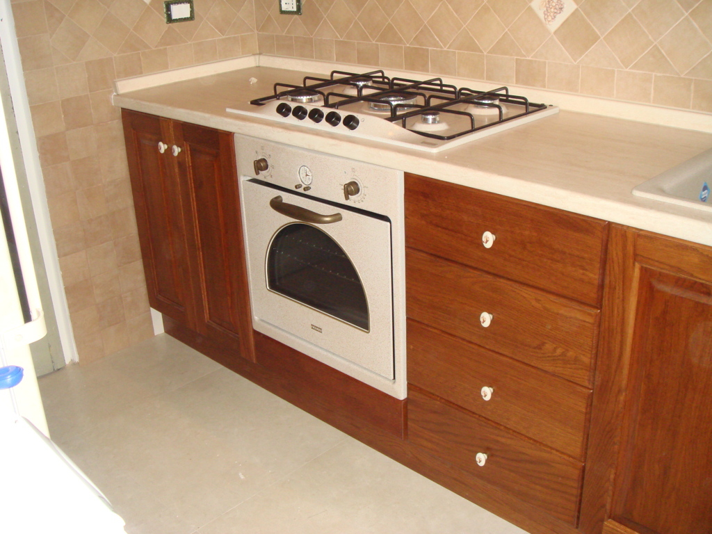 Cucina su Misura in Vero Legno con Elettrodomestici di Alta Qualità
