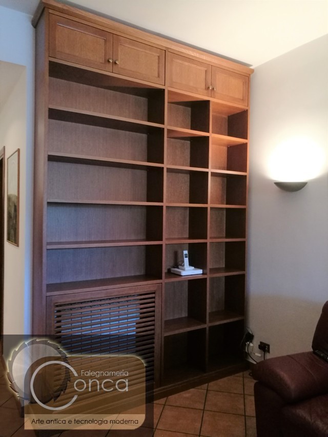 Libreria Classica in Legno di Rovere con Copritermosifone Inglobato