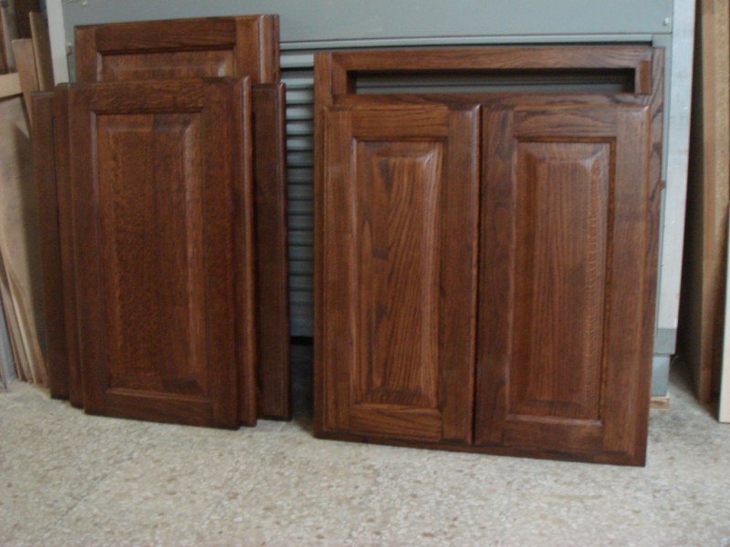 Antine su Misura in Legno Massello di Rovere Tinto Noce Spazzolato per Cucina in Muratura Antine su Misura in Legno Massello di Rovere Tinto Noce Spazzolato per Cucina in Muratura