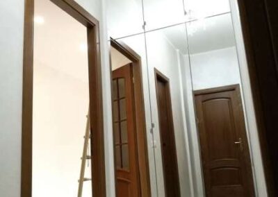 Armadi a Muro su Misura con Ante a Battente a Specchio