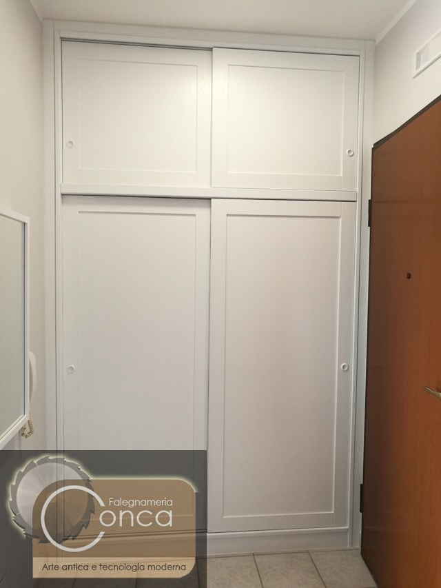 Armadio a Muro Scorrevole Parallelo su Misura e in Legno per Ingresso