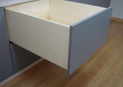 Armadi per Mansarda su Misura con Cassetti con Sponde in Multistrato di Pioppo Lucidato Naturale e Frontali in Mdf Laccato Grigio Opaco