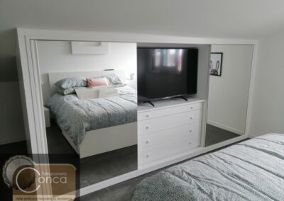 Armadi Sottotetto in Legno Laccato Bianco con Ante Scorrevoli Specchiate