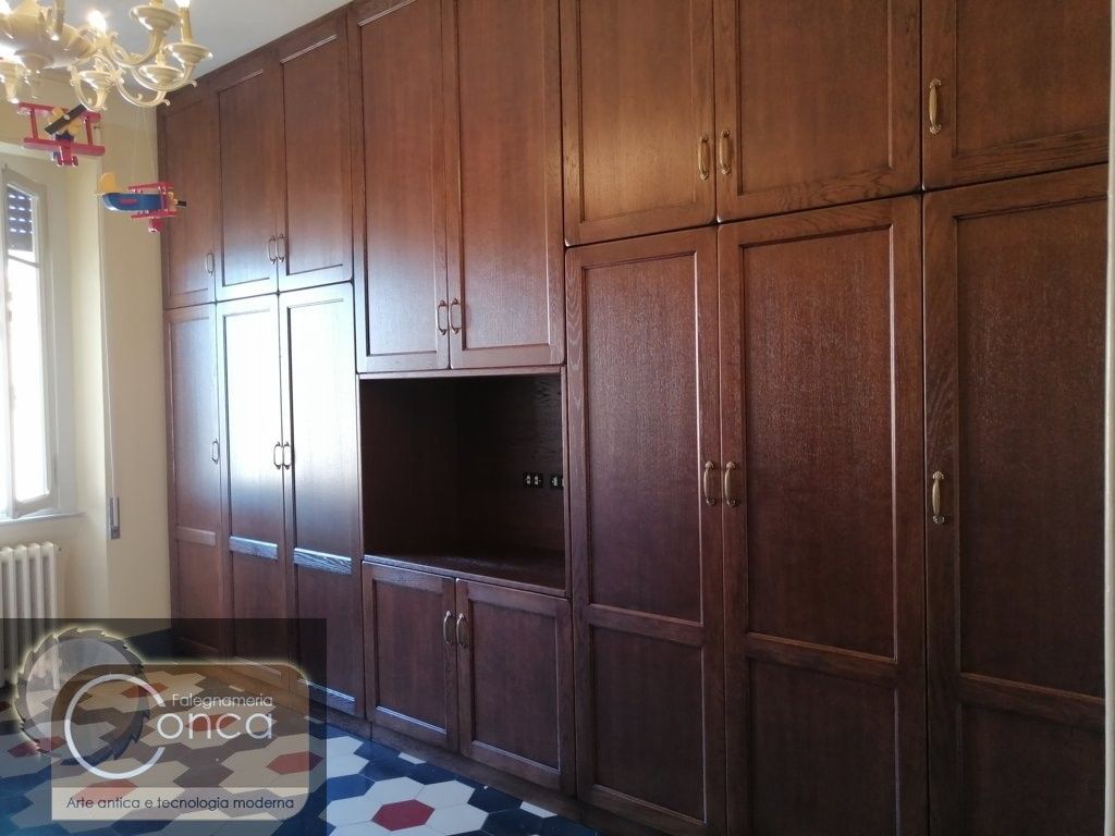 Armadio a Muro su Misura in Legno Massello di Rovere Tinto a Campione