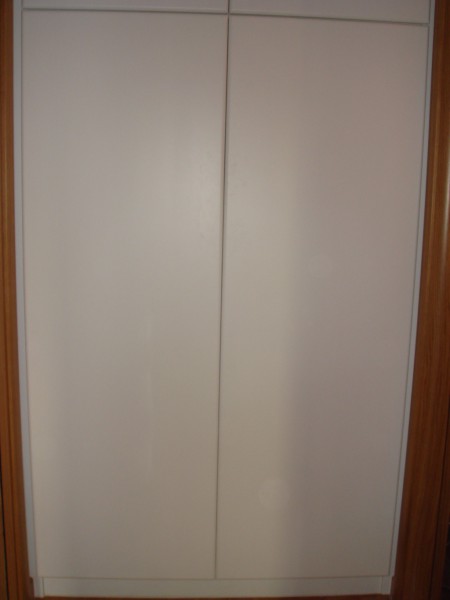Armadio a Parete in Legno con 4 Ante a Battente Stondate Armadio a Parete in Legno con 4 Ante a Battente Stondate