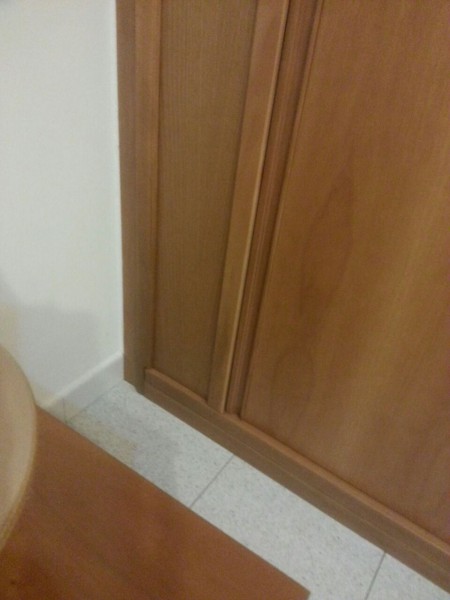 Armadio Artigianale con Ante Scorrevoli in Legno e su Misura Armadio Artigianale con Ante Scorrevoli in Legno e su Misura
