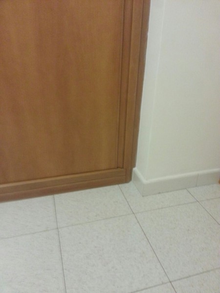 Armadio con Ante Scorrevoli con Cornice Tutta Intorno in Legno Massello di Bahia Lavorata Armadio con Ante Scorrevoli con Cornice Tutta Intorno in Legno Massello di Bahia Lavorata