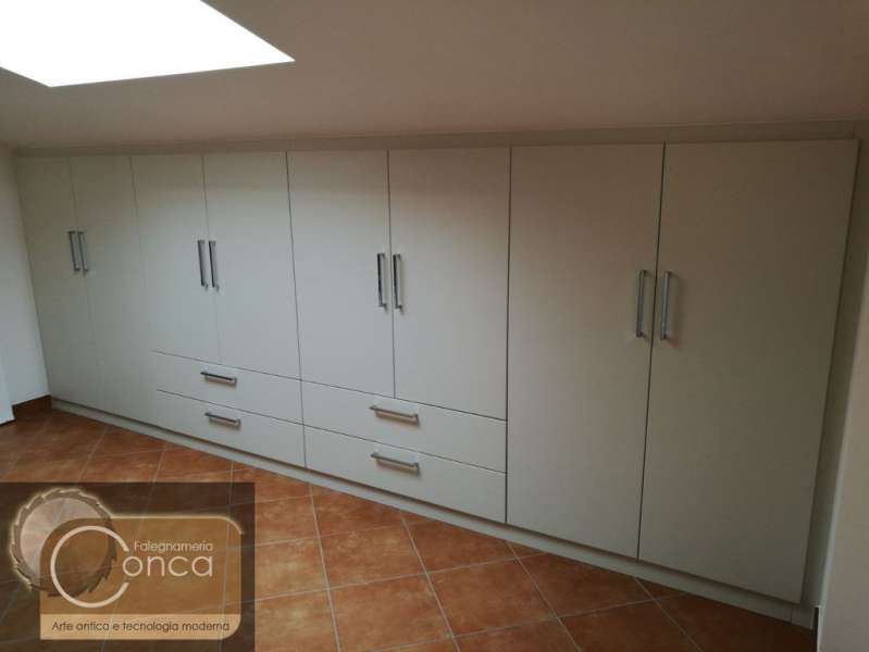 Armadio per Mansarda in Stile Moderno su Misura e in Legno Laccato Armadio per Mansarda in Stile Moderno su Misura e in Legno Laccato