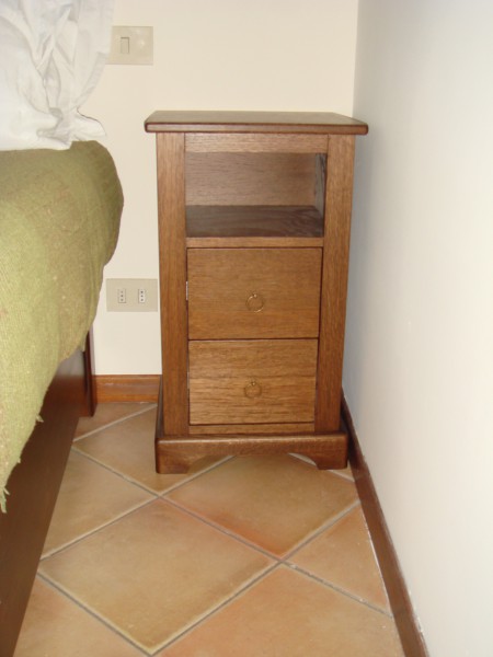 Comodini Artigianali su Misura in Rovere Tinto noce Comodini Artigianali su Misura in Rovere Tinto noce