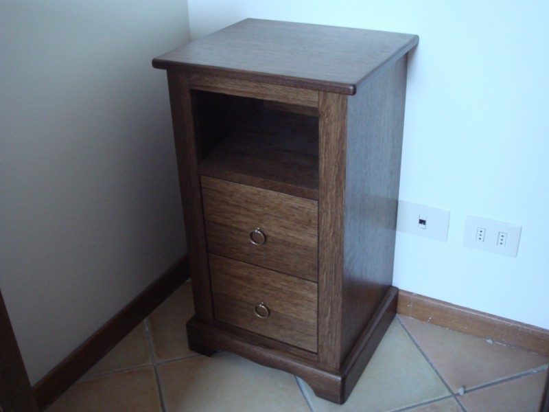 Comodini su Misura con Maniglie ad Anello in Ottone Anticato Comodini su Misura con Maniglie ad Anello in Ottone Anticato