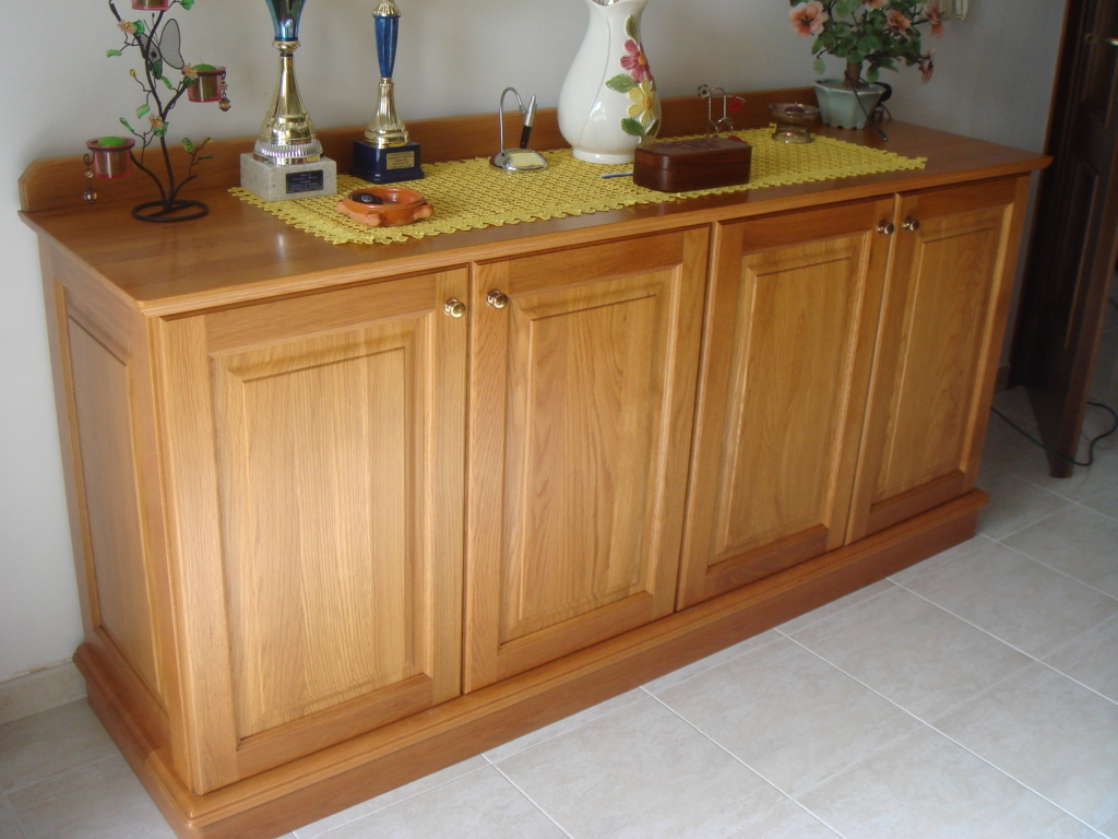 Credenza Artigianale su Misura in Legno Massello di Rovere Credenza Artigianale su Misura per Soggiorno in Legno Massello di Rovere Naturale