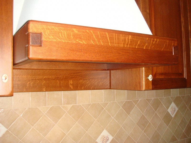 Cucina Artigianale su Misura con Antine Bugnate a Battuta in Legno Massello di Rovere Cucina Artigianale su Misura con Antine Bugnate a Battuta in Legno Massello di Rovere
