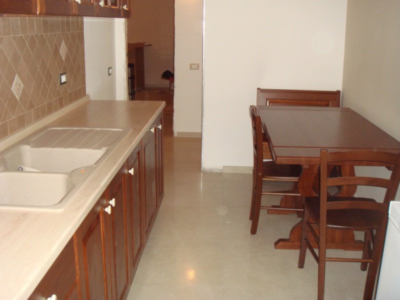 Cucina Artigianale con Tavolo Fratino Allungabile e Panca con Vano Contenitore in Legno Massello di Rovere Cucina Artigianale con Tavolo Fratino Allungabile e Panca con Vano Contenitore in Legno Massello di Rovere