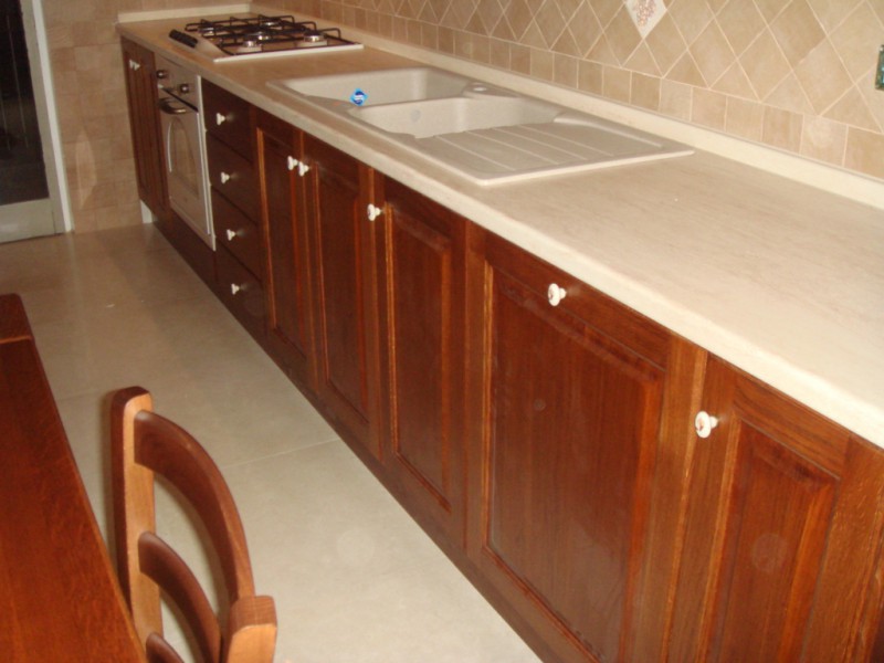 Cucina Artigianale con Pensili in Listellare di Rovere e Basi in Multistrato Marino Cucina Artigianale con Pensili in Listellare di Rovere e Basi in Multistrato Marino