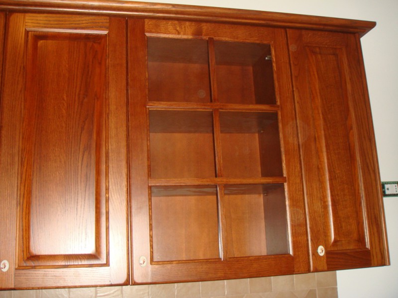 Cucina Artigianale con Cornice Superiore Lavorata in Legno Massello di Rovere Cucina Artigianale con Cornice Superiore Lavorata in Legno Massello di Rovere