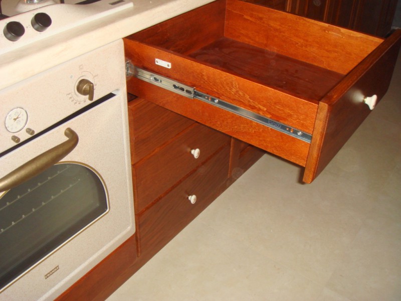 Cucina Artigianale con 4 Casetti ad Estrazione Totale e Chiusura Ammorizzata Cucina Artigianale con 4 Casetti ad Estrazione Totale e Chiusura Ammorizzata
