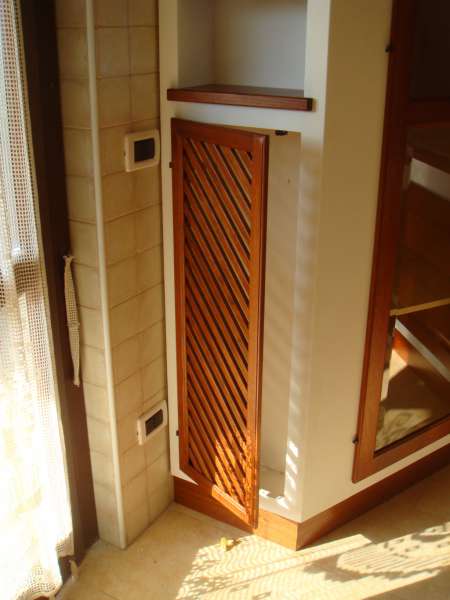 Cucina in Finta Muratura Angolare con Anta Copritermosifone Apribile con Griglie Oblique Cucina in Finta Muratura Angolare con Anta Copritermosifone Apribile con Griglie Oblique