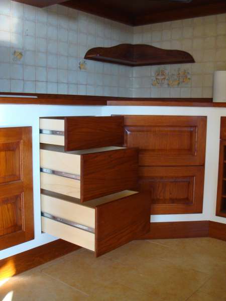 Cucina in Finta Muratura Angolare con Cassetti ad Estrazione Totale Ammortizzata Cucina in Finta Muratura Angolare con Cassetti ad Estrazione Totale Ammortizzata