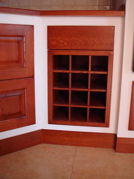 Cucina in Finta Muratura Angolare con Portabottiglie in Legno Massello Cucina in Finta Muratura Angolare con Portabottiglie in Legno Massello
