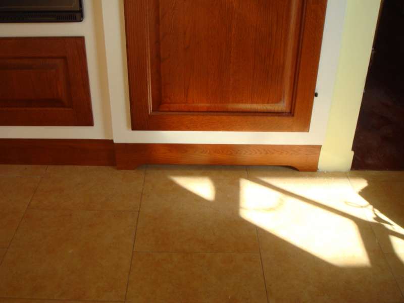 Cucina in Finta Muratura Angolare con Zoccoletto Estraibile in Legno Massello di Rovere Cucina in Finta Muratura Angolare con Zoccoletto Estraibile in Legno Massello di Rovere