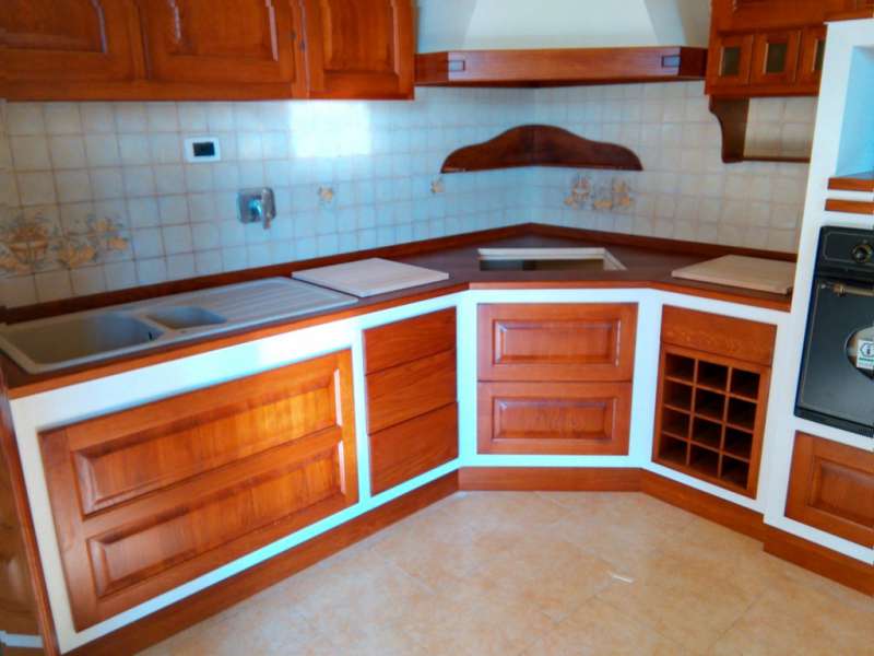 Cucina in Finta Muratura ad Angolo con Struttura in Multistrato Marino Fenolico Cucina in Finta Muratura ad Angolo con Struttura in Multistrato Marino Fenolico