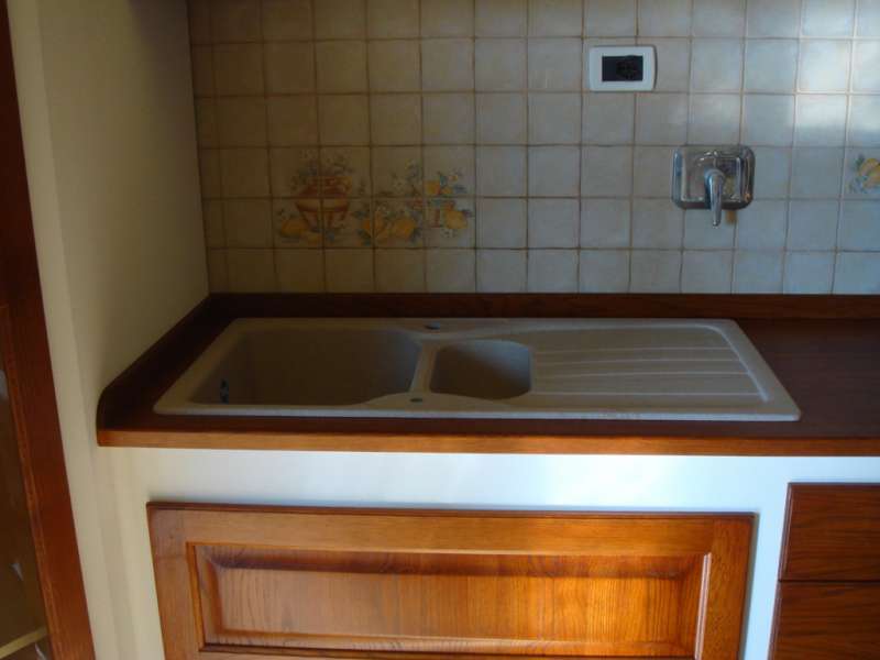 Cucina in Finta Muratura Angolare con Lavello a Doppia Vasca in Fraganite Cucina in Finta Muratura Angolare con Lavello a Doppia Vasca in Fraganite