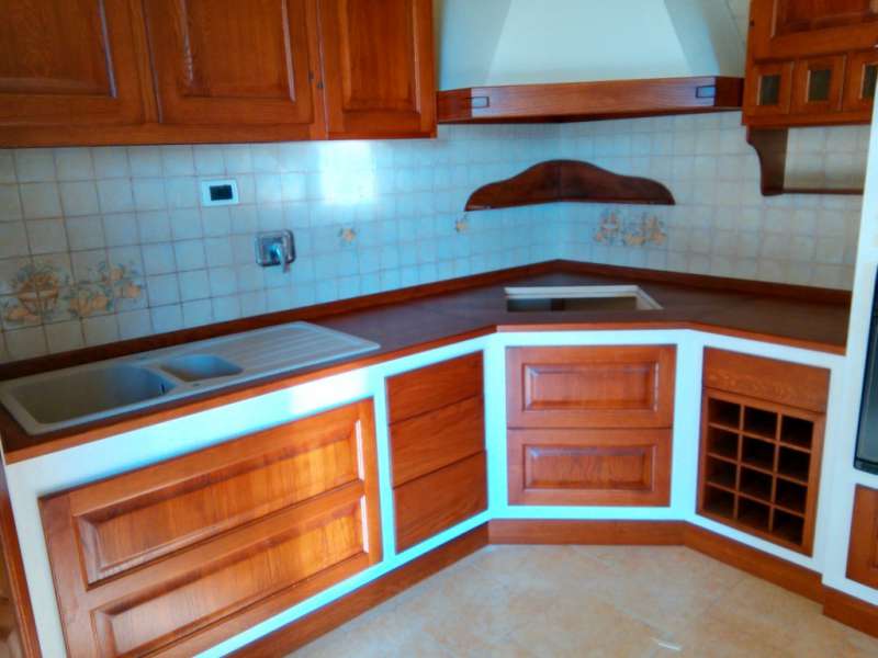 Cucina in Finta Muratura ad Angolo su Misura e in Legno di Rovere Tinto a Campione Cucina in Finta Muratura ad Angolo su Misura e in Legno di Rovere Tinto a Campione