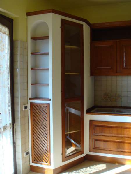 Cucina in Finta Muratura Angolare con Dispensa con Anta a Vetro Cucina in Finta Muratura Angolare con Dispensa con Anta a Vetro