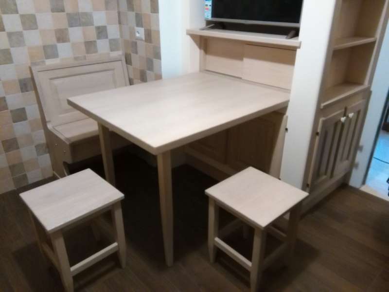 Cucina in Finta Muratura Artigianale con Tavolo, Sgabbelli e Panca Integrati Cucina in Finta Muratura Artigianale con Tavolo, Sgabbelli e Panca Integrati