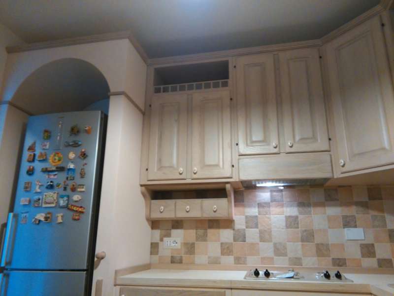 Cucina in Finta Muratura con Struttura in Multistrato Marino e Ante, Cornice, Zoccoletto, Mensole, ecc. in Legno Massello di Rovere Cucina in Finta Muratura con Struttura in Multistrato Marino e Ante, Cornice, Zoccoletto, Mensole, ecc. in Legno Massello di Rovere