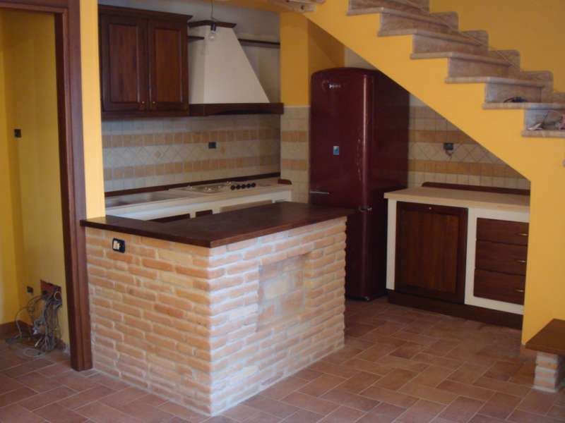 Cucina in Finta Muratura in Legno Massello di Tiglio Lucidato a Campione Cucina in Finta Muratura in Legno Massello di Tiglio Lucidato a Campione