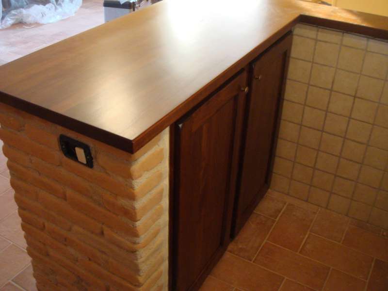Cucina in Finta Muratura in Legno di Tiglio su Misura con Penisola Cucina in Finta Muratura in Legno di Tiglio su Misura con Penisola