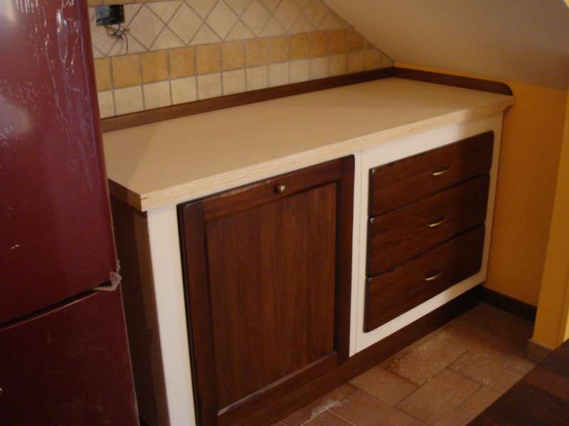 Cucina in Finta Muratura in Legno di Tiglio con Lavastoviglie ad Incasso con Anta Frontale Cucina in Finta Muratura in Legno di Tiglio con Lavastoviglie ad Incasso con Anta Frontale