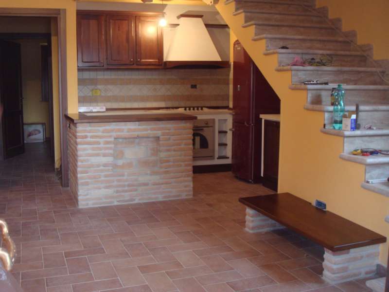 Cucina in Finta Muratura con Struttura in Multistrato Marino e Ante, Cornice, Zoccoletto, Mensole, ecc. in Legno Massello di Tiglio Cucina in Finta Muratura con Struttura in Multistrato Marino e Ante, Cornice, Zoccoletto, Mensole, ecc. in Legno Massello di Tiglio