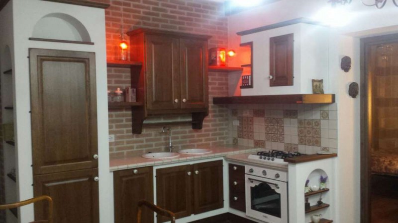 Cucina in Apparente Muratura in Stile Rustico e in Vero Legno Cucina in Apparente Muratura in Stile Rustico e in Vero Legno
