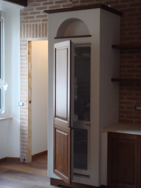 Cucina in Finta Muratura Rustica in Legno e su Misura con Ante Bugnate a Battente con Cerniere Anuba Cucina in Finta Muratura Rustica in Legno e su Misura con Ante Bugnate a Battente con Cerniere Anuba