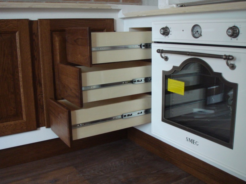 Cucina in Finta Muratura in Stile Rustico con 3 Cassetti ad Estrazione Totale Cucina in Finta Muratura in Stile Rustico con 3 Cassetti ad Estrazione Totale