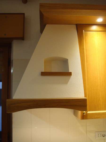Cucina in Legno di Rovere con Cappa Camino Cucina in Legno di Rovere con Cappa Camino