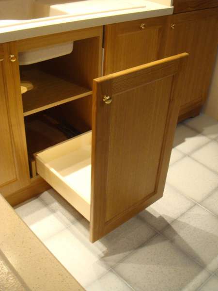 Cucina con Cassetto in Legno per Raccolta Differenziata