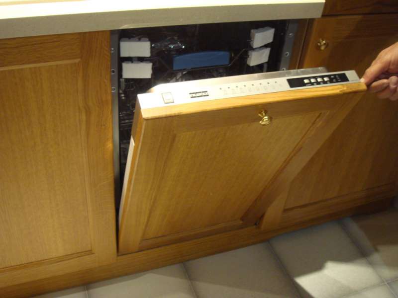 Cucina in Legno di Rovere con Lavastoviglie ad Incasso Sportellabile Cucina in Legno di Rovere con Lavastoviglie ad Incasso Sportellabile