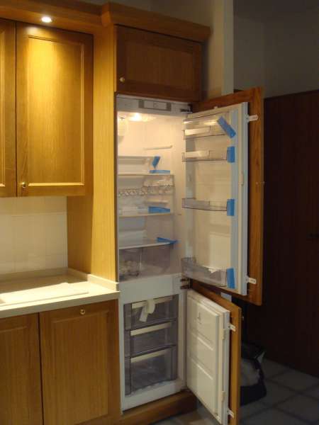 Cucina Artigianale in Legno di Rovere Tinto a Campione con Frigo Congelatore ad Incasso Cucina Artigianale in Legno di Rovere Tinto a Campione con Frigo Congelatore ad Incasso