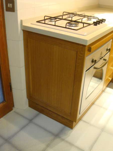 Cucina in Legno di Rovere e su Misura con Fianco Finitura Cucina in Legno di Rovere e su Misura con Fianco Finitura
