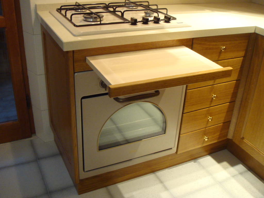 Cucina su Misura in Legno di Rovere con Spianatoia Estraibile