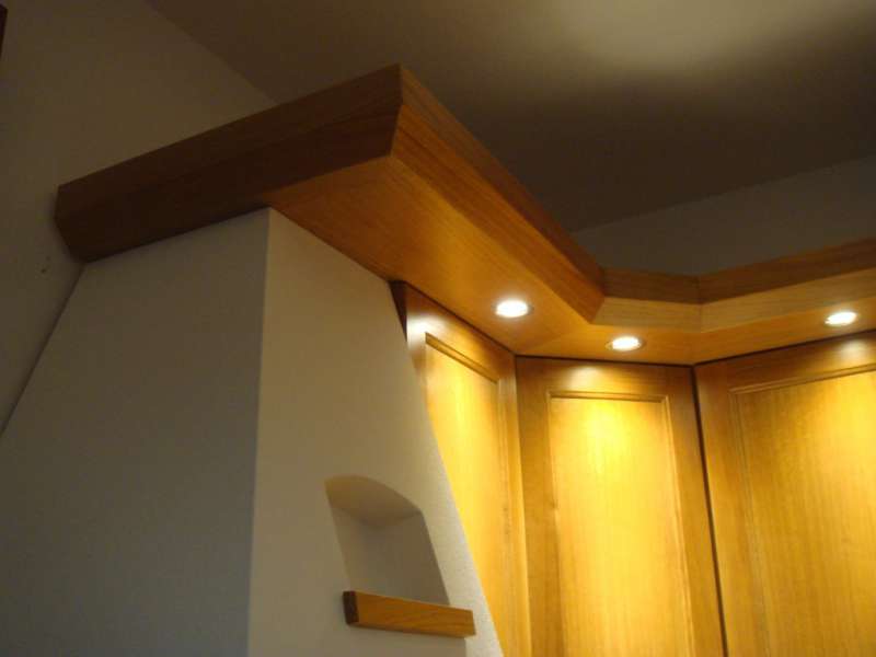 Cucina in Legno di Rovere con Faretti a Led Dorati Alogeni a Luce Calda Cucina in Legno di Rovere con Faretti a Led Dorati Alogeni a Luce Calda