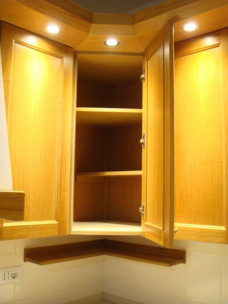 Cucina in Legno di Rovere con Ante a Battente con Bugna Liscia Cucina in Legno di Rovere con Ante a Battente con Bugna Liscia