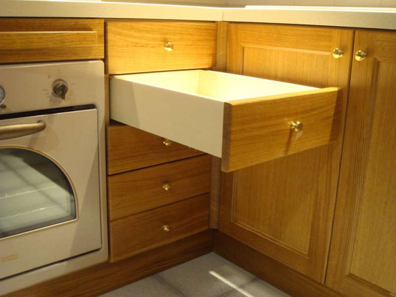 Cucina in Legno di Rovere con 5 Cassetti ad Estrazione Totale Ammortizzata Cucina in Legno di Rovere con 5 Cassetti ad Estrazione Totale Ammortizzata