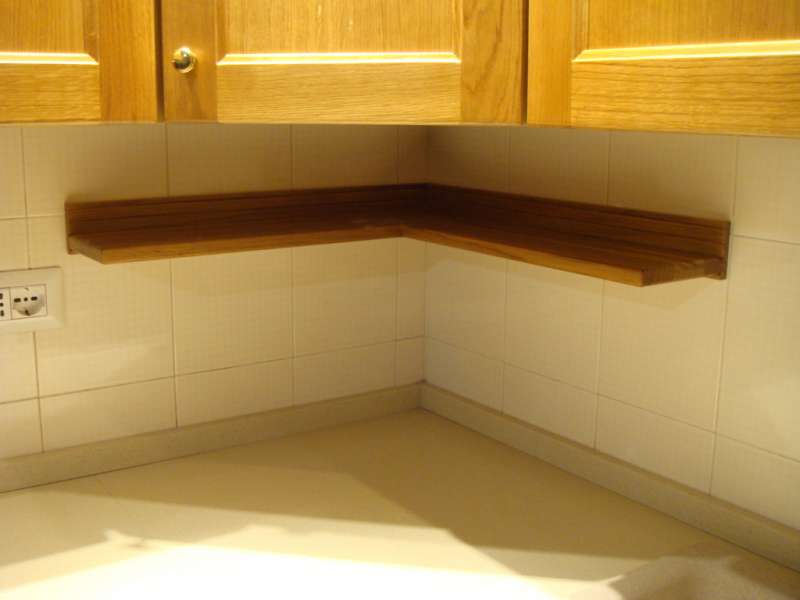 Cucina in Legno di Rovere su Misura con Mensola Angolare in Legno Massello Cucina in Legno di Rovere su Misura con Mensola Angolare in Legno Massello