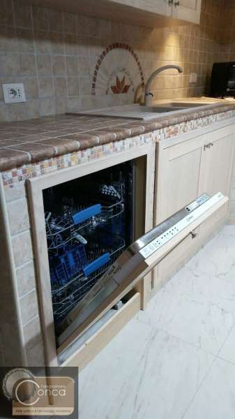 Cucina in Stile Moderno e in Muratura con Lavastoviglie ad Incasso Cucina in Stile Moderno e in Muratura con Lavastoviglie ad Incasso
