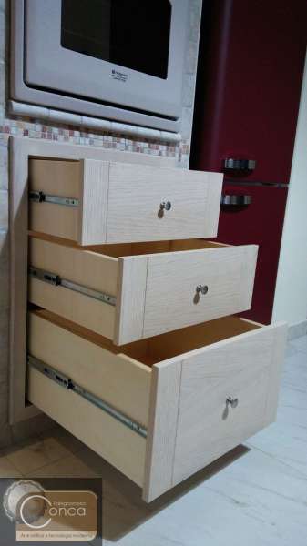 Cucina Moderna su Misura con Cassetti in Legno ad Estrazione Totale Cucina Moderna su Misura con Cassetti in Legno ad Estrazione Totale