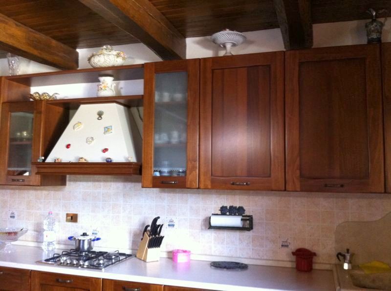 Cucina in Noce Nazionale con Ante Bugnate Cucina in Noce Nazionale con Ante Bugnate